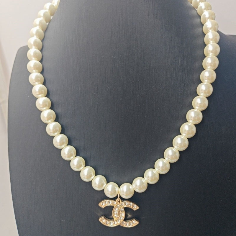 Stylish women's pearl Necklace