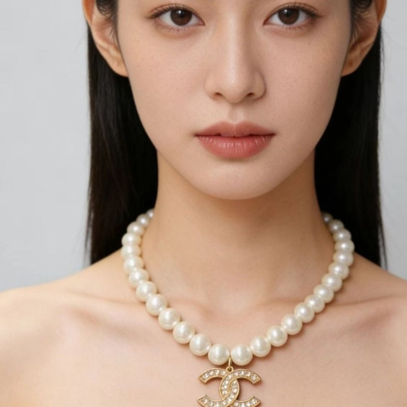 Stylish women's pearl Necklace