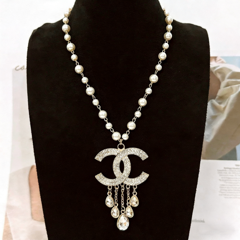 Fashionable women's pearl Pendant Necklace