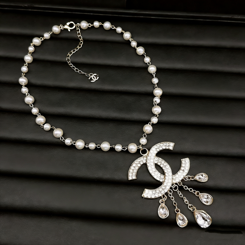 Fashionable women's pearl Pendant Necklace