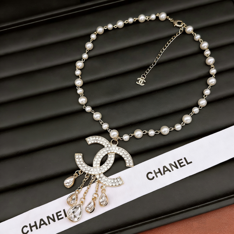 Fashionable women's pearl Pendant Necklace