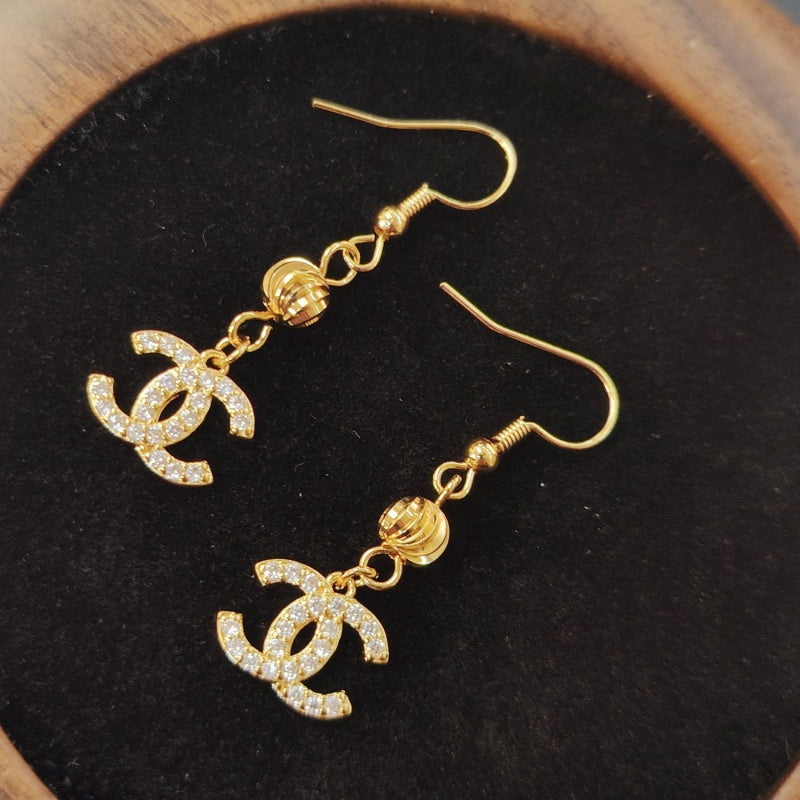 Women's fashion earrings