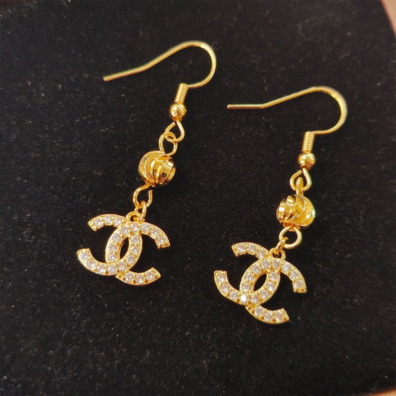 Women's fashion earrings