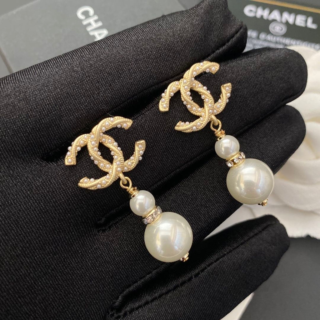 Women's earrings