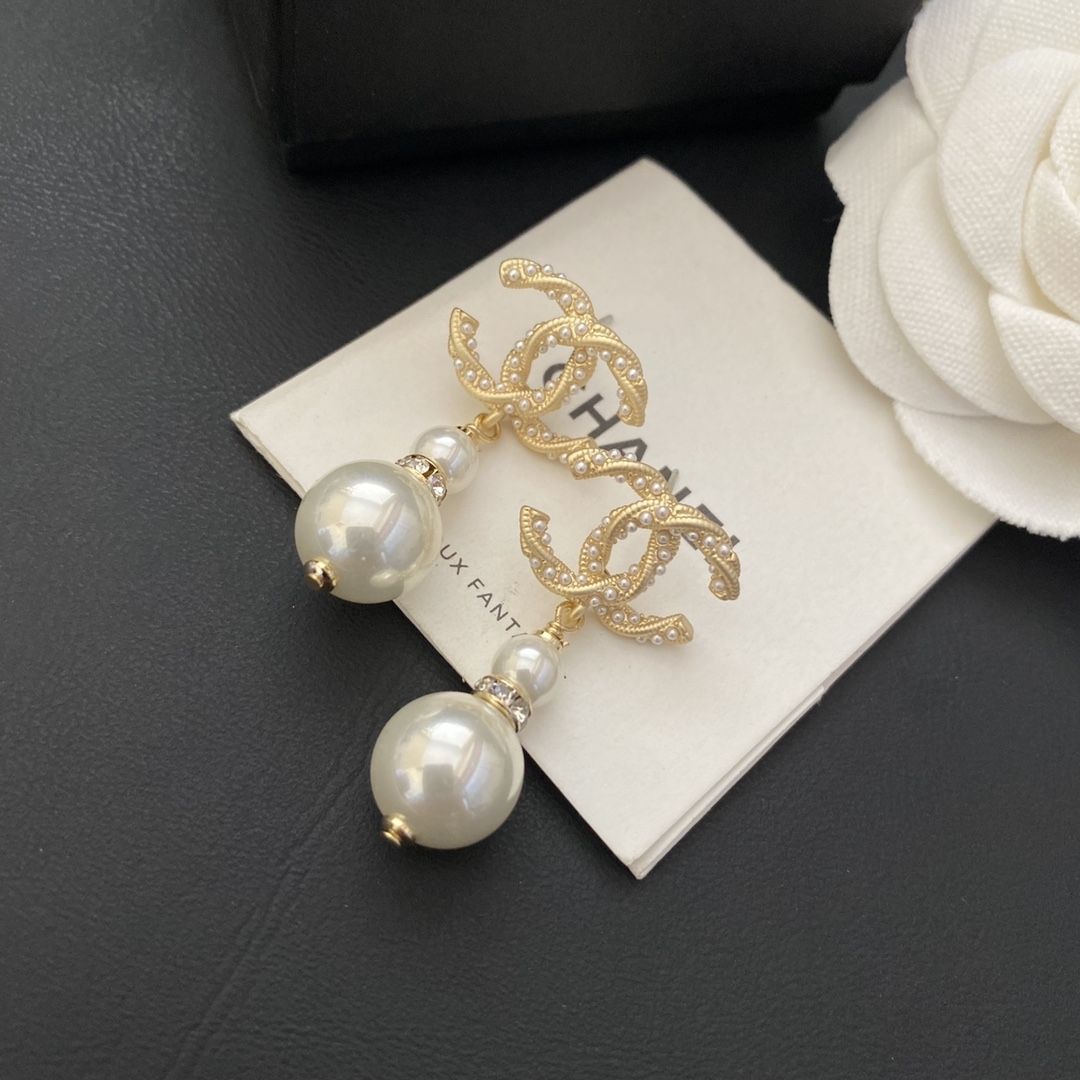Women's earrings