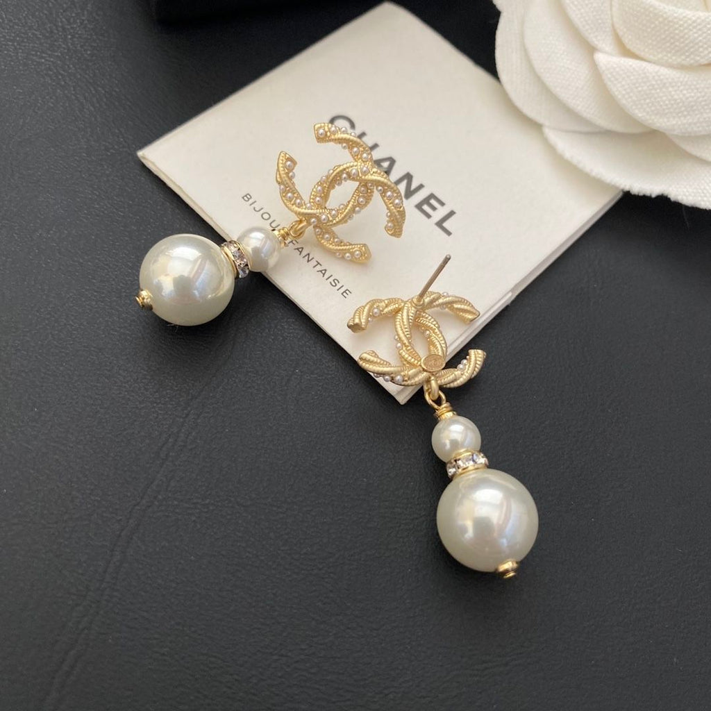 Women's earrings