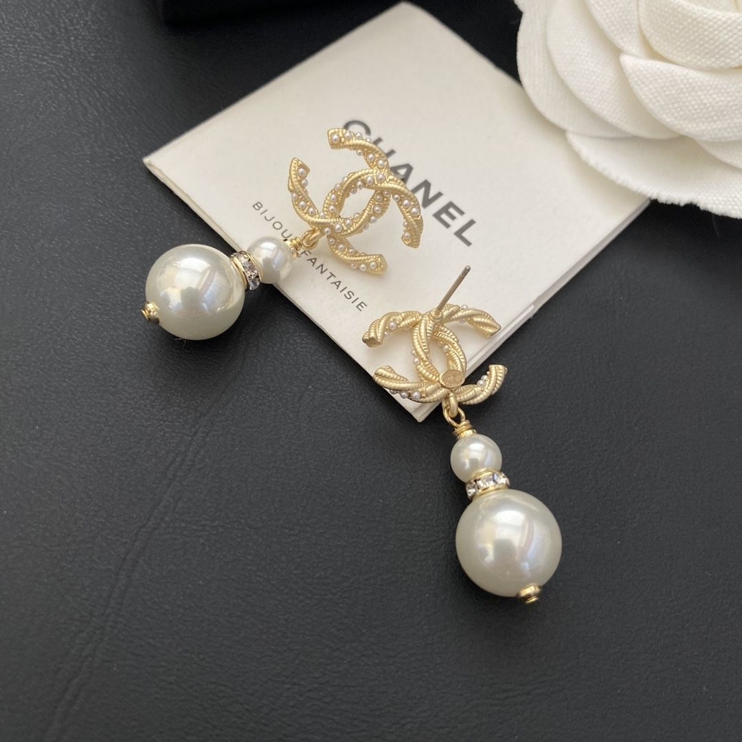 Women's earrings