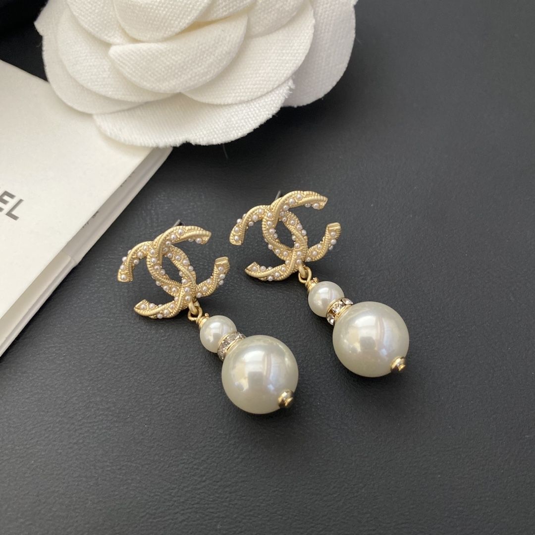 Women's earrings