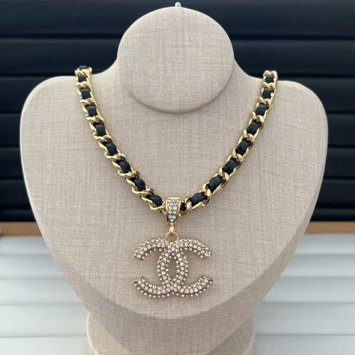 Fashionable and light luxury women's clavicle necklace