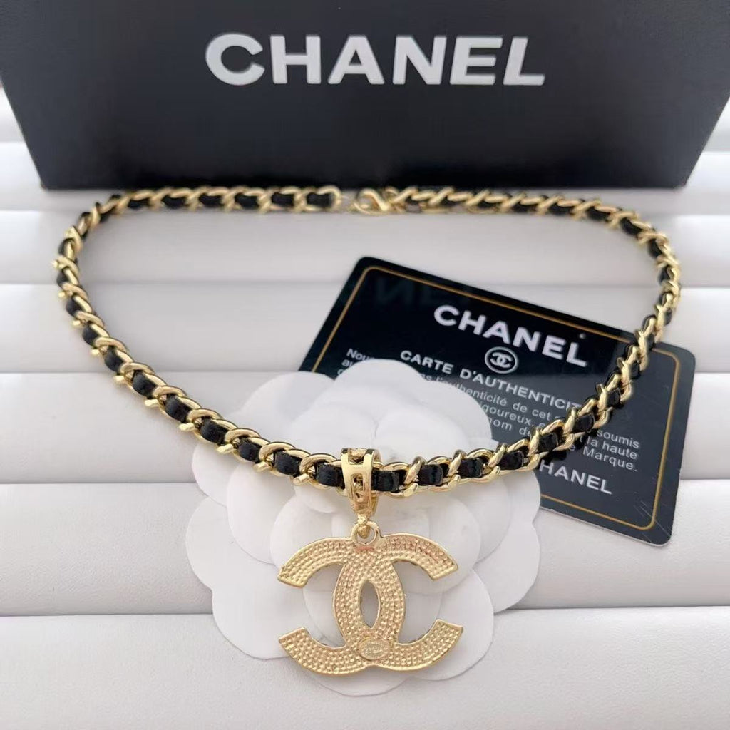 Fashionable and light luxury women's clavicle necklace