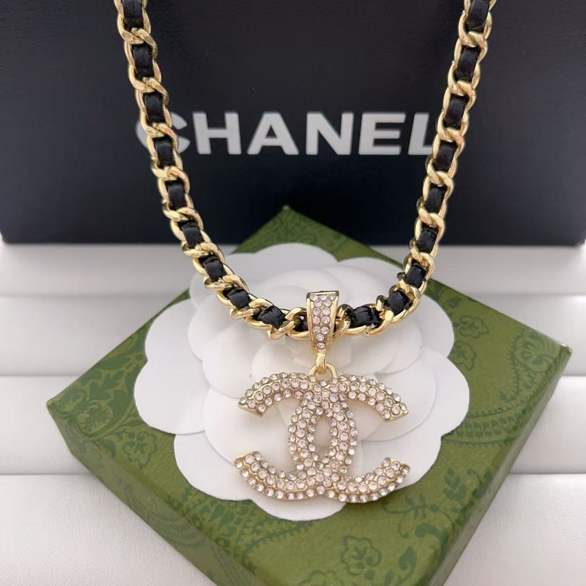 Fashionable and light luxury women's clavicle necklace