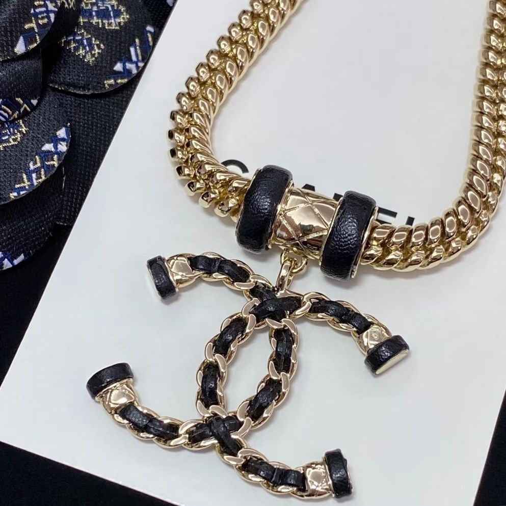 Fashionable and luxurious necklace