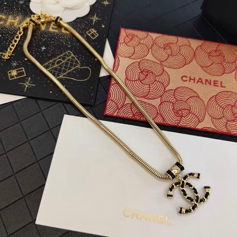 Fashionable and luxurious necklace