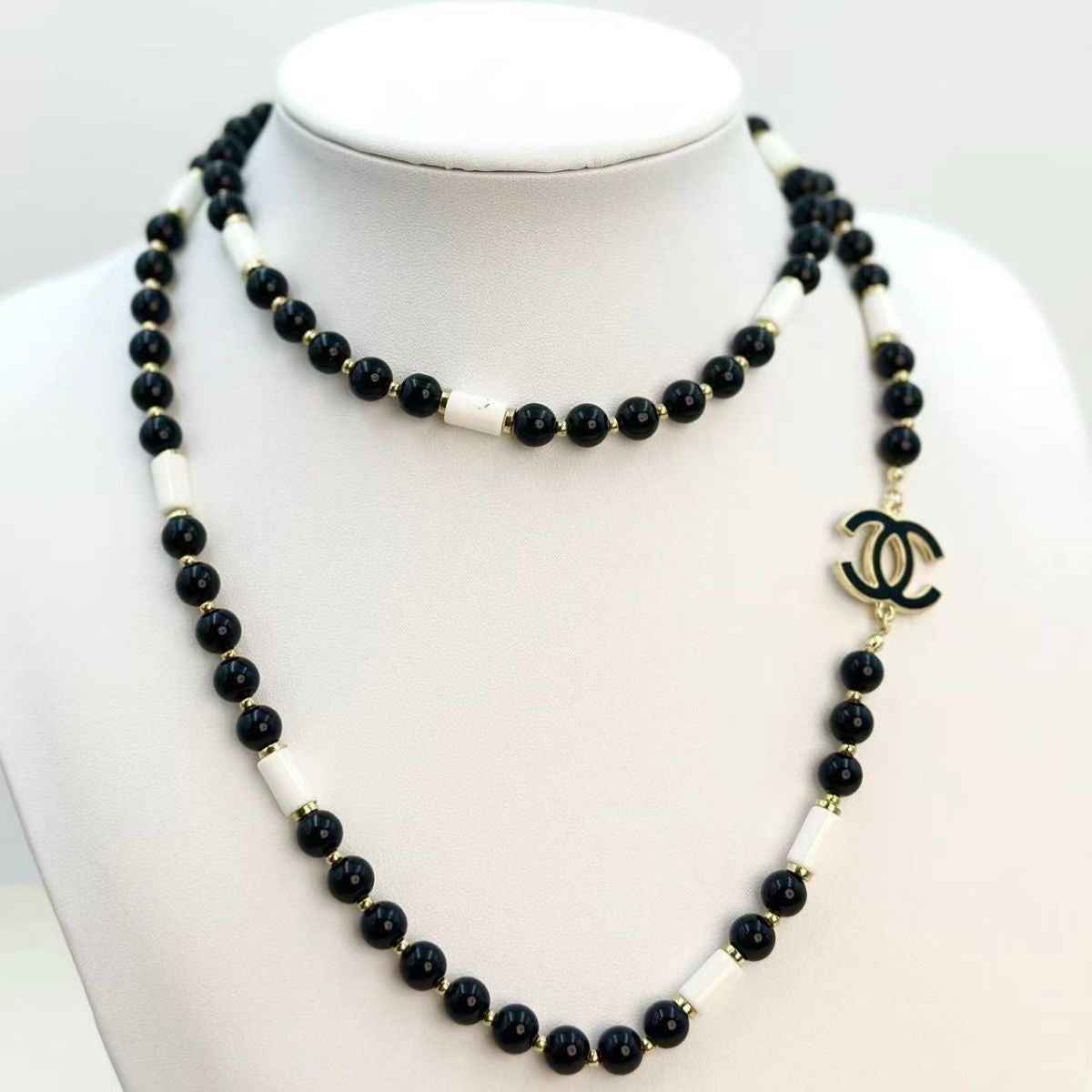 Fashionable and luxurious necklace