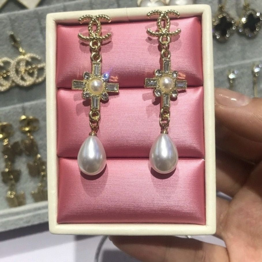 Elegant women's earrings