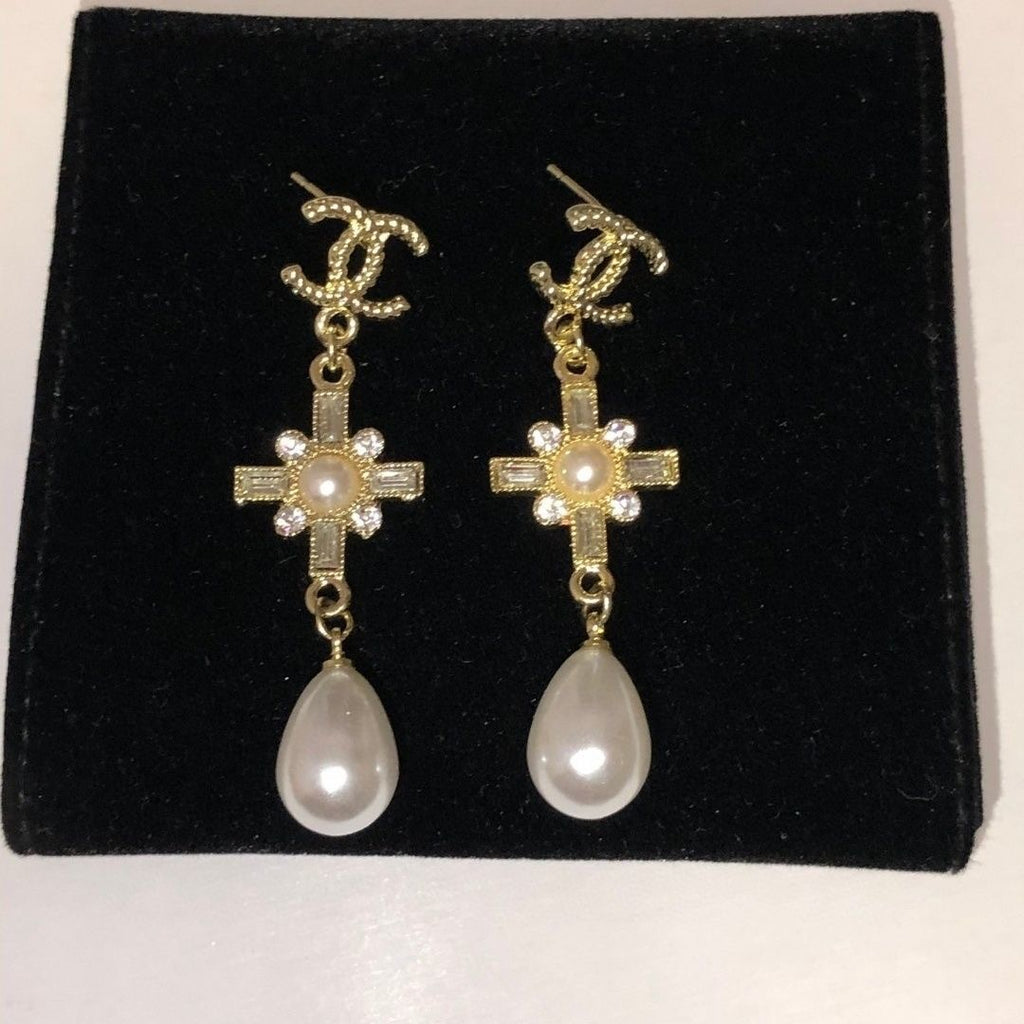 Elegant women's earrings