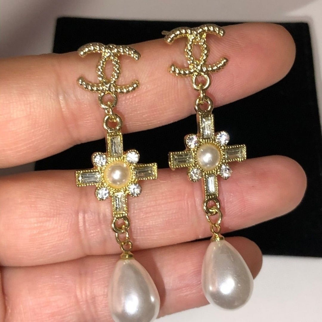 Elegant women's earrings