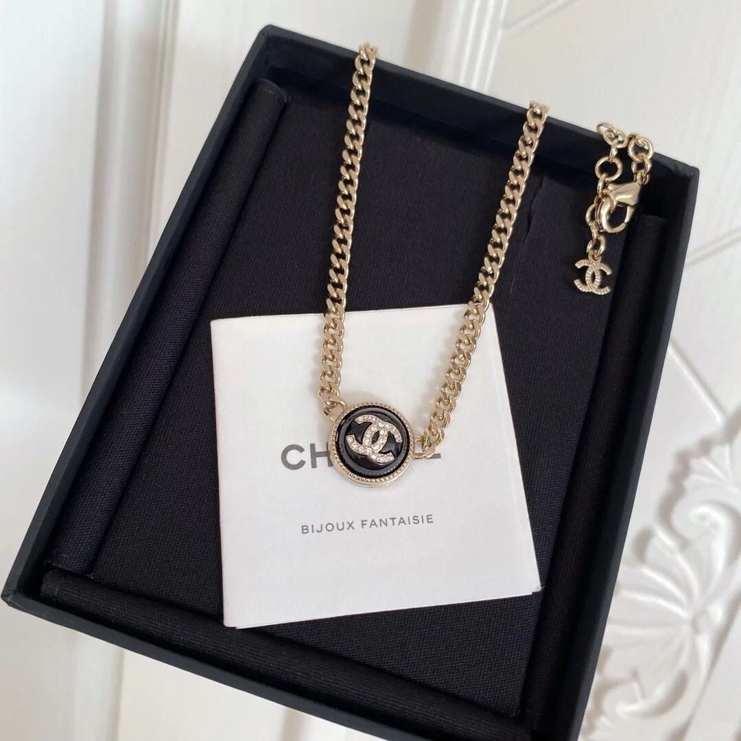 Fashionable retro French necklace