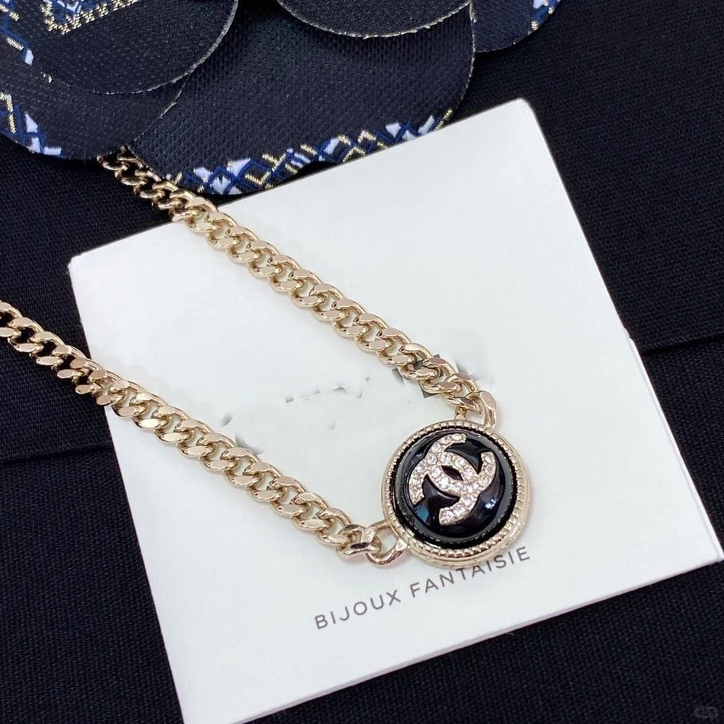Fashionable retro French necklace