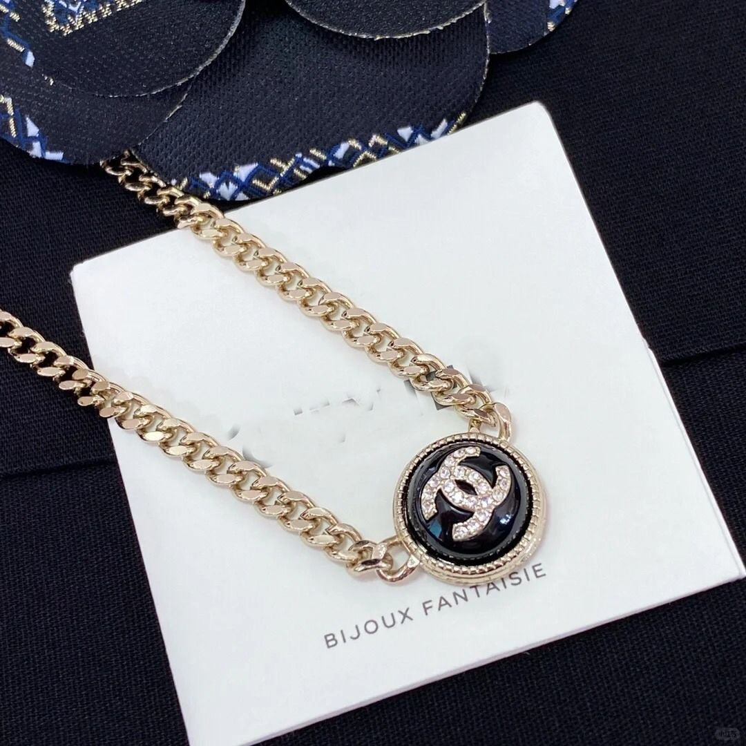 Fashionable retro French necklace