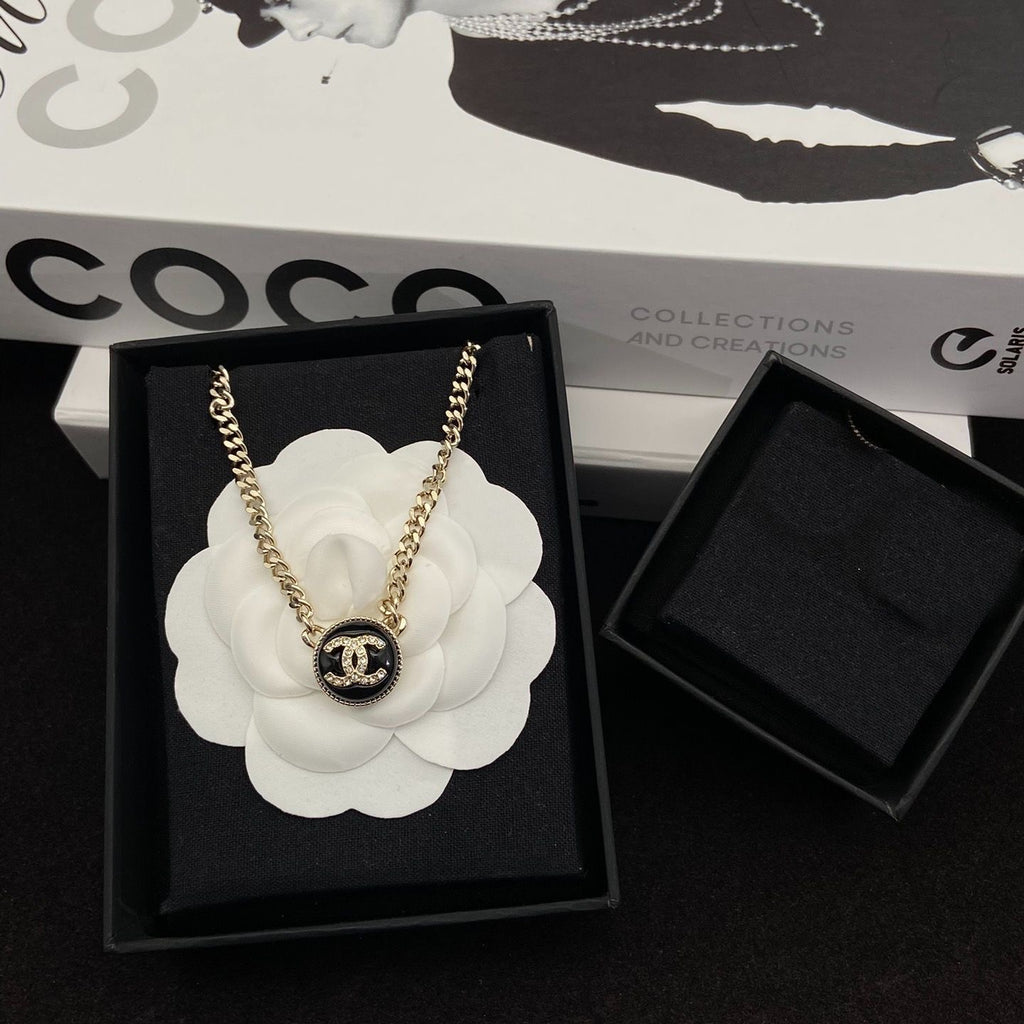 Fashionable retro French necklace