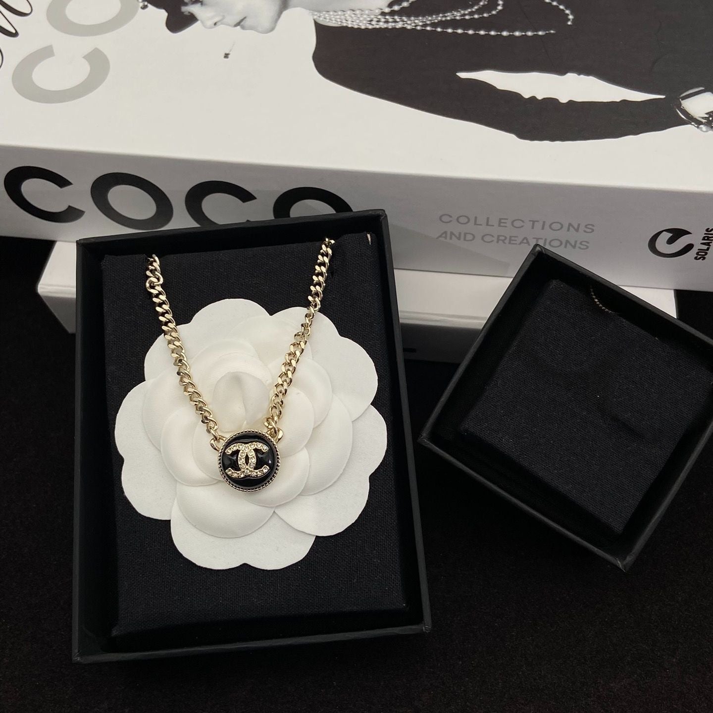 Fashionable retro French necklace