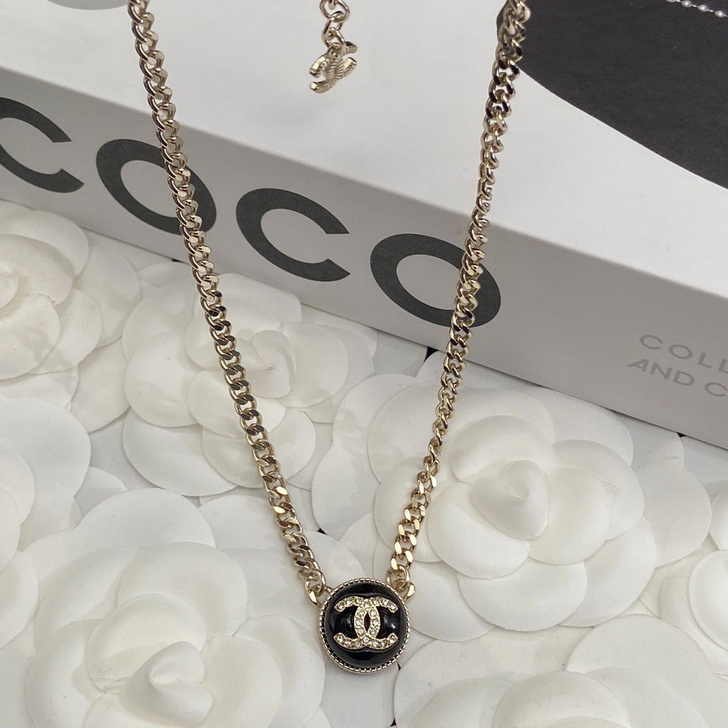 Fashionable retro French necklace