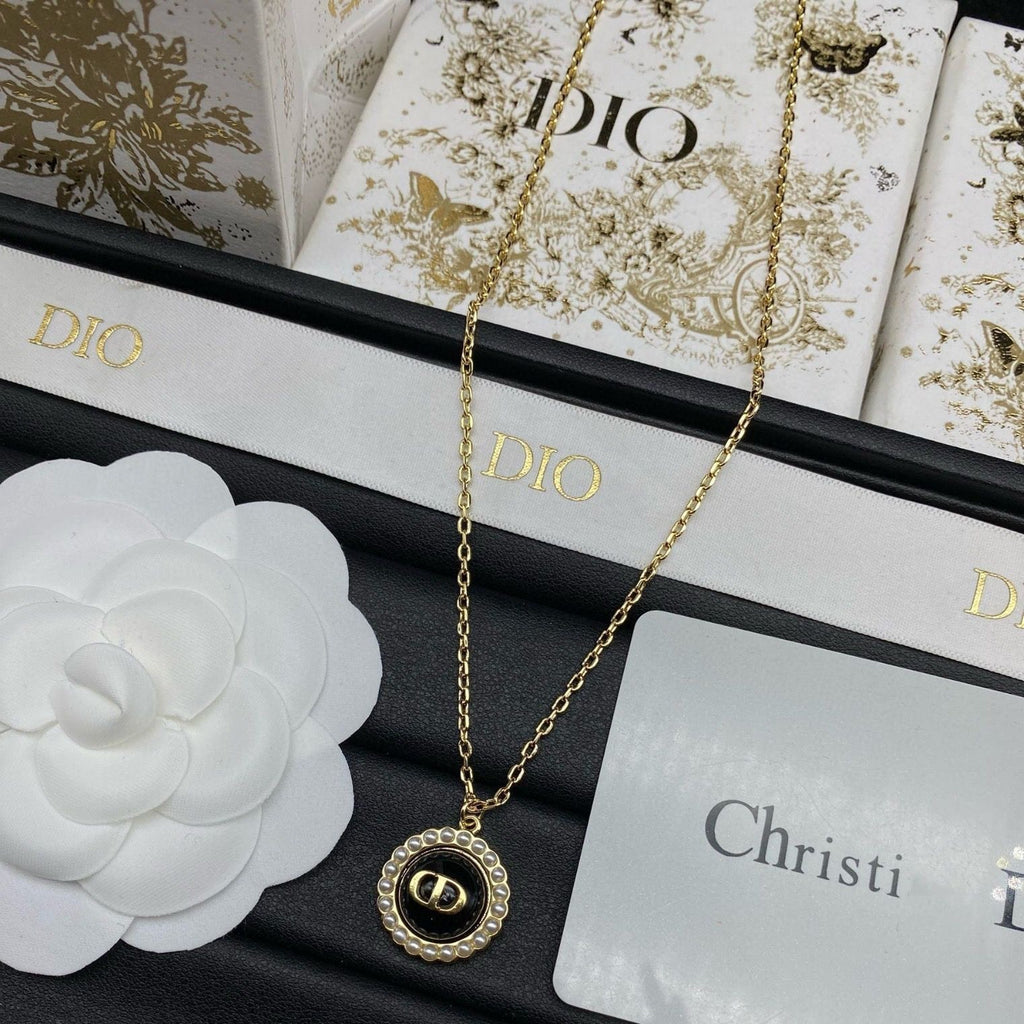 Fashionable retro French necklace