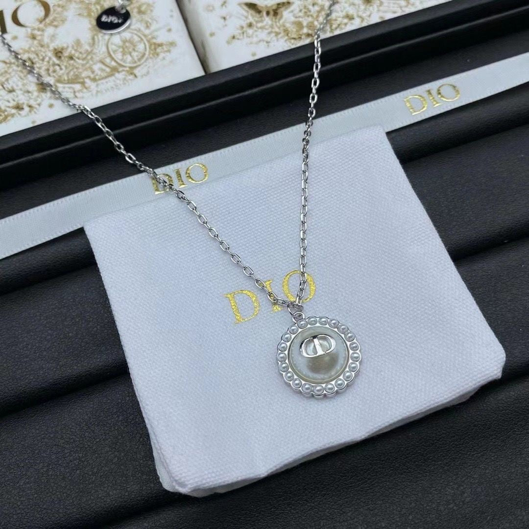 Fashionable retro French necklace