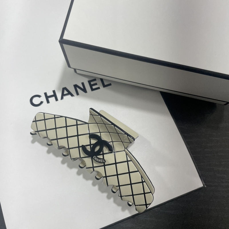 Fashion Acrylic Hair Clip – Black & White | Trendy Hair Accessories for Women