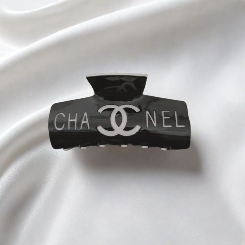 Street Trend Acrylic Hair Clip – Black & White | Bold Hair Accessories for Women