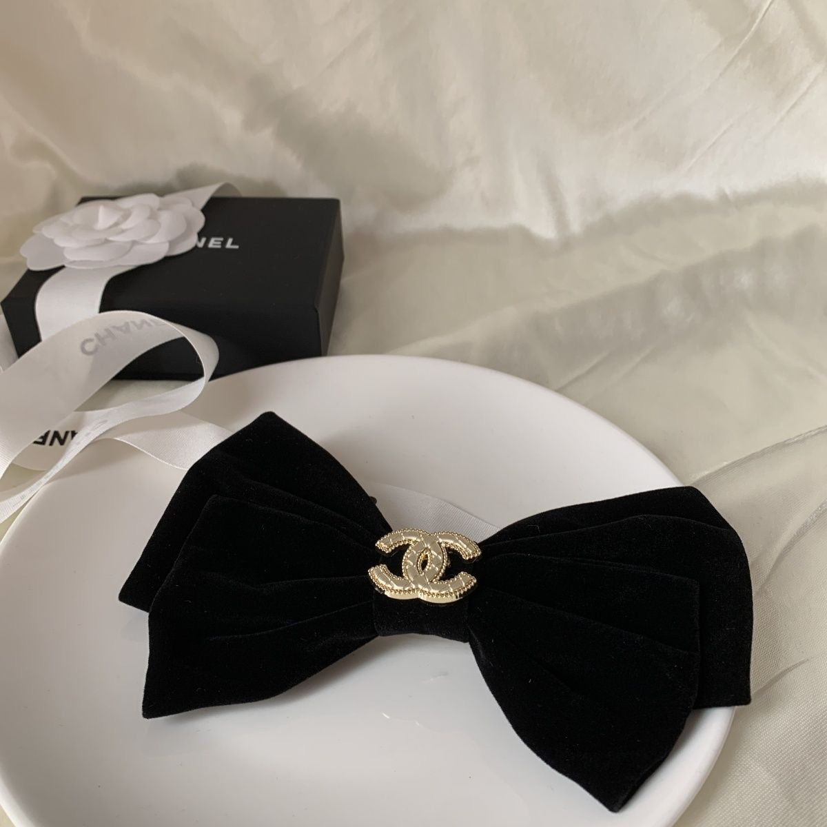 Chic Velvet Hair Clip 10cm – Black | Elegant French Style Hair Accessories for Women