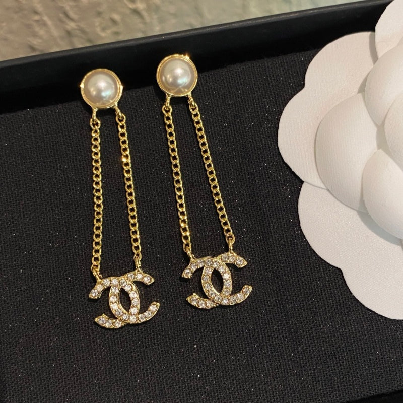 Fashionable high-end earrings for women