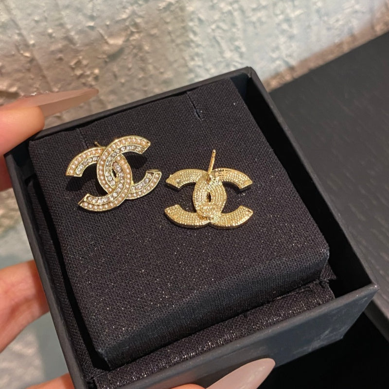 Fashionable women's high-end earrings