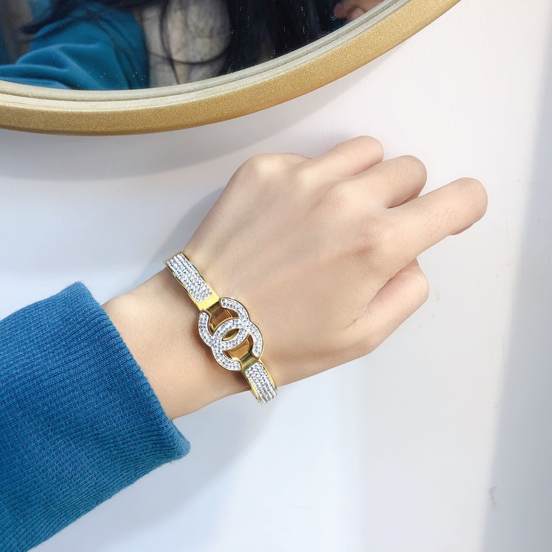 Stylish C-shaped bracelet