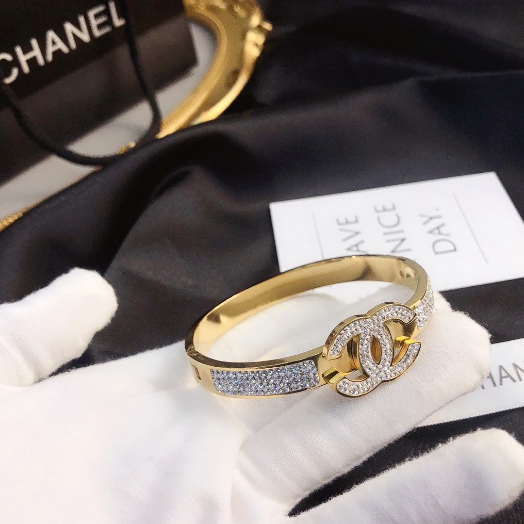 Stylish C-shaped bracelet