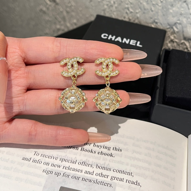 Women's fashion earrings