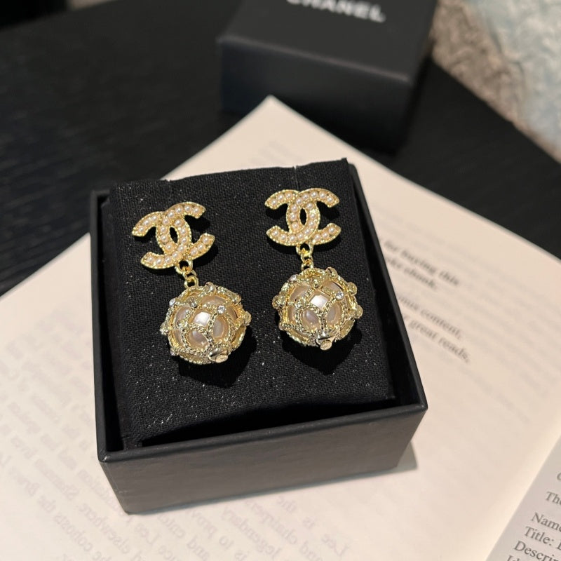 Women's fashion earrings