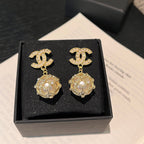 Women's fashion earrings