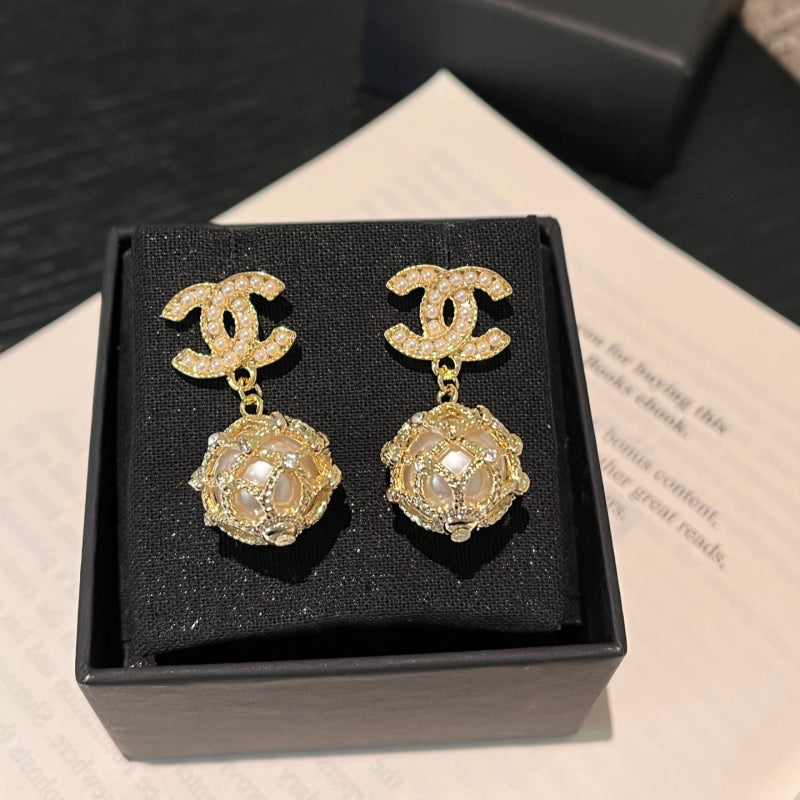 Women's fashion earrings