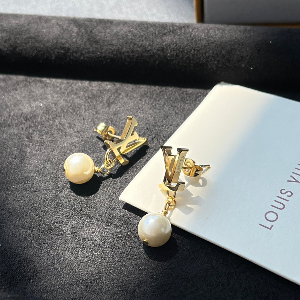Women's earrings