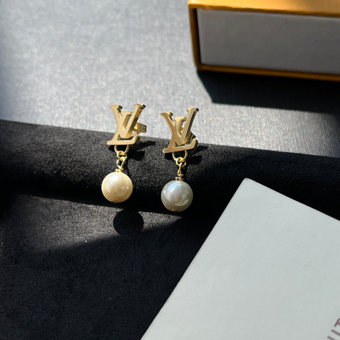 Women's earrings
