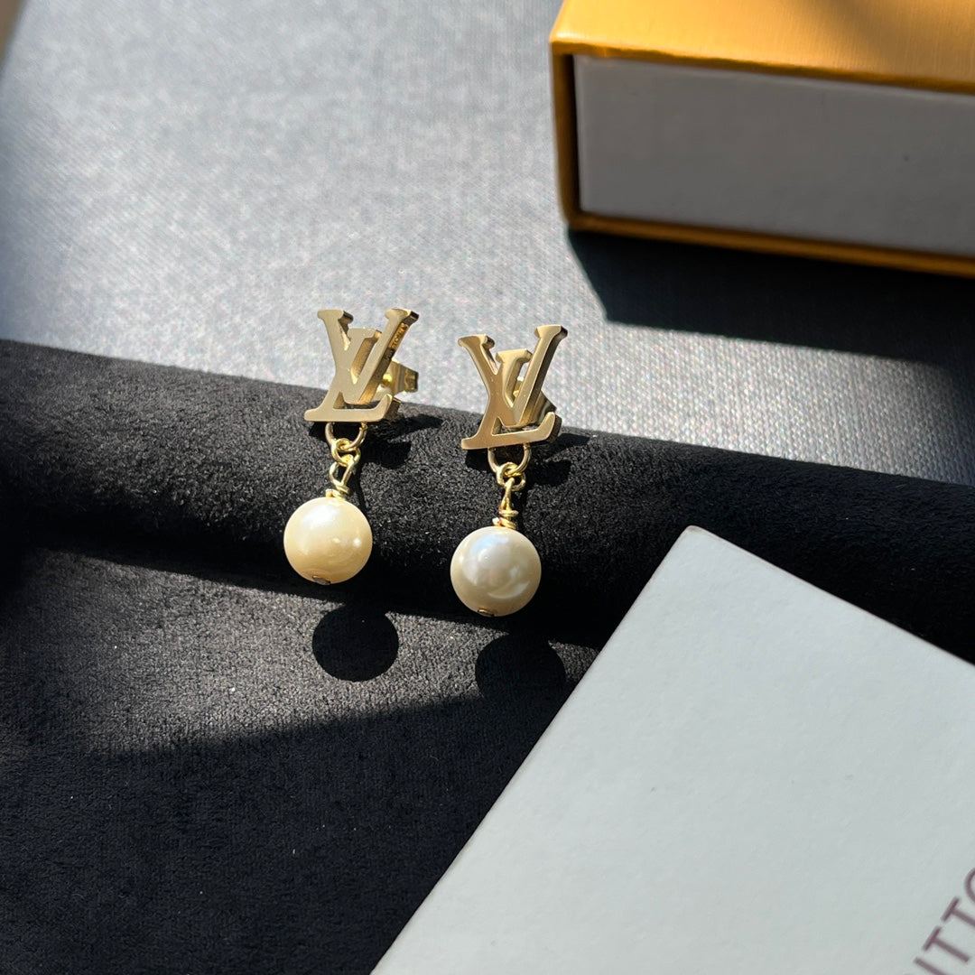 Women's earrings