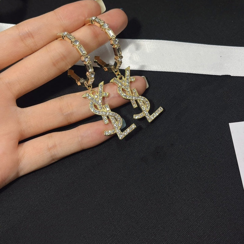 Women's fashion earrings