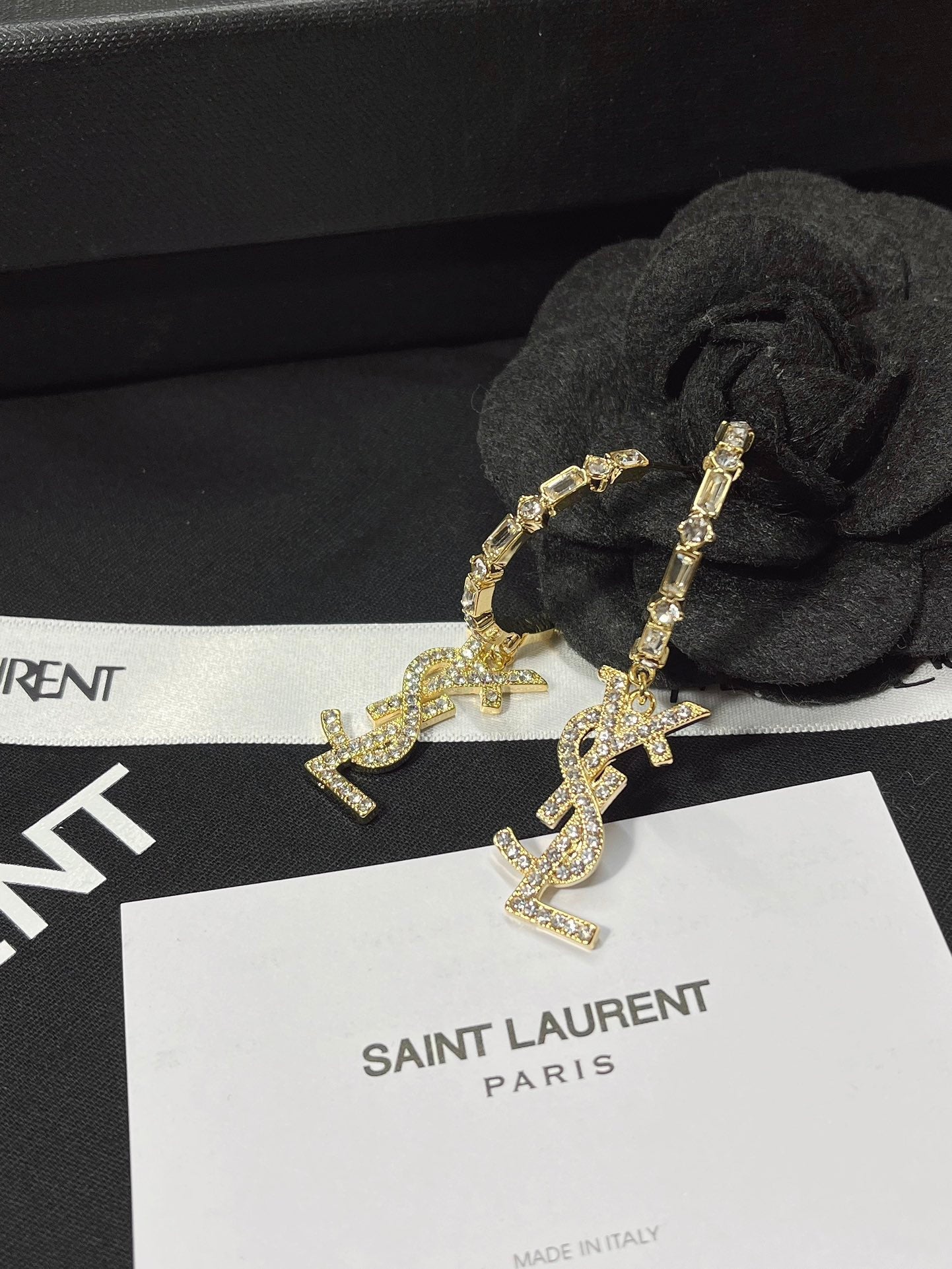 Women's fashion earrings