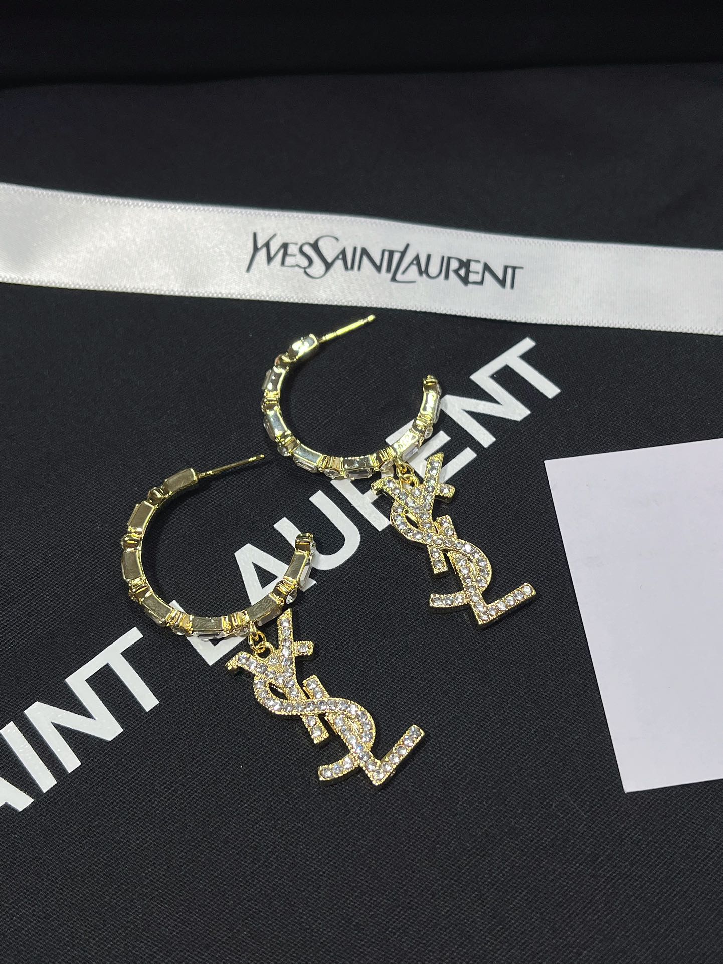 Women's fashion earrings