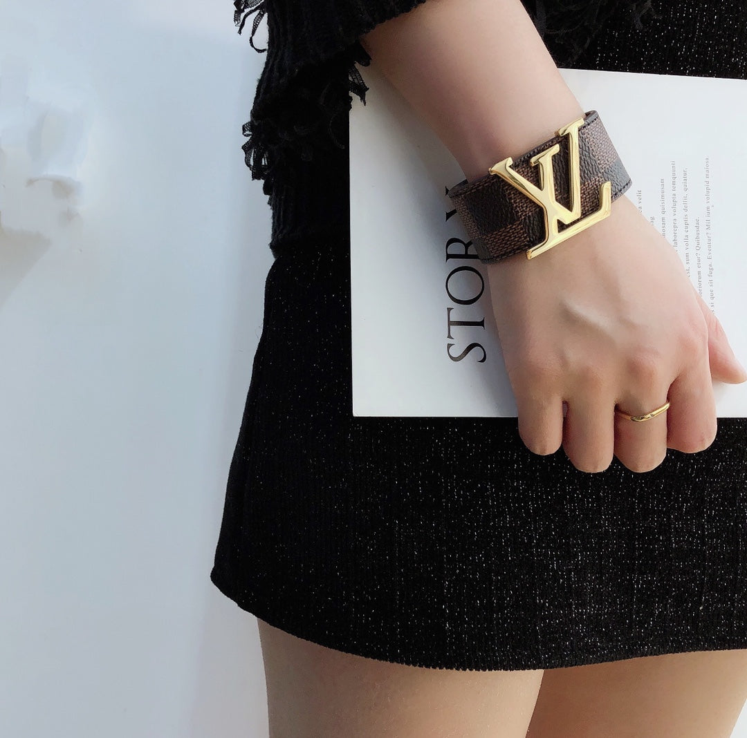 Women's fashion bracelet